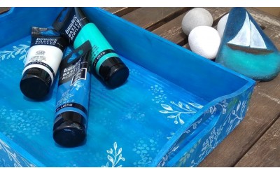 Λίγα ακρυλικά χρώματα και ένα στένσιλ